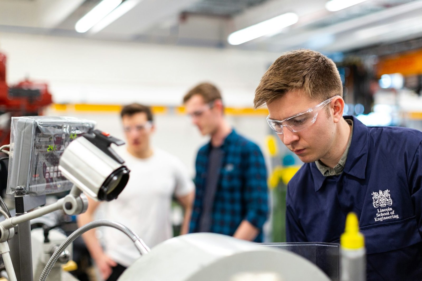 Auszubildender Industriemechaniker an der Maschine