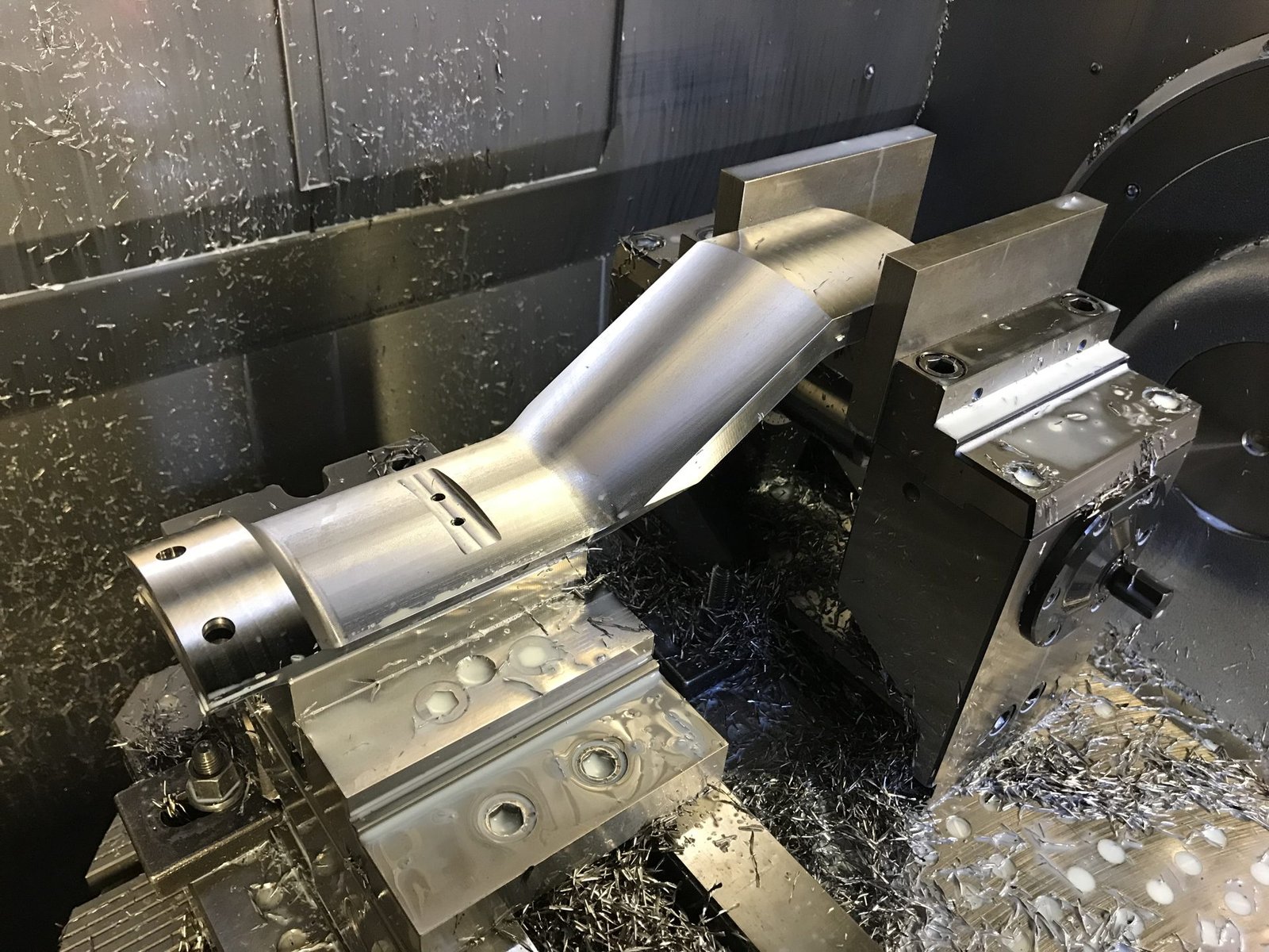 CNC-Frästeil im Bearbeitungszentrum – CAD-CAM-Fertigung