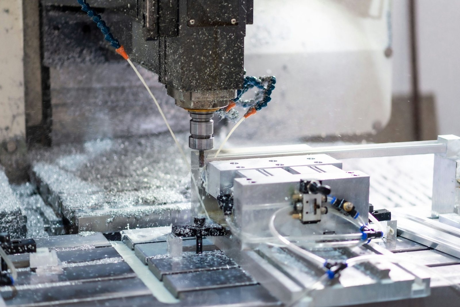 CNC-Fräsen mit Kühlschmierstoff im Maschinenpark von Homburger Maschinenbau