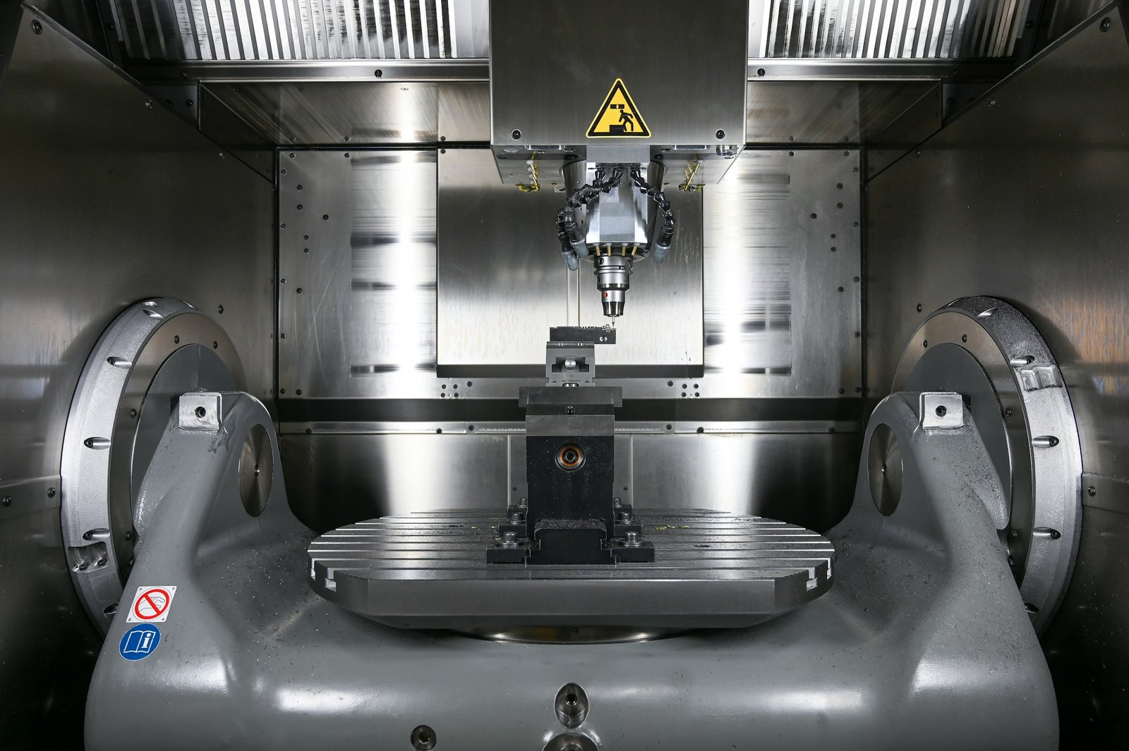 Moderner CNC-Maschinenpark bei Homburger Maschinenbau mit Hermle 5-Achs-Bearbeitungszentren