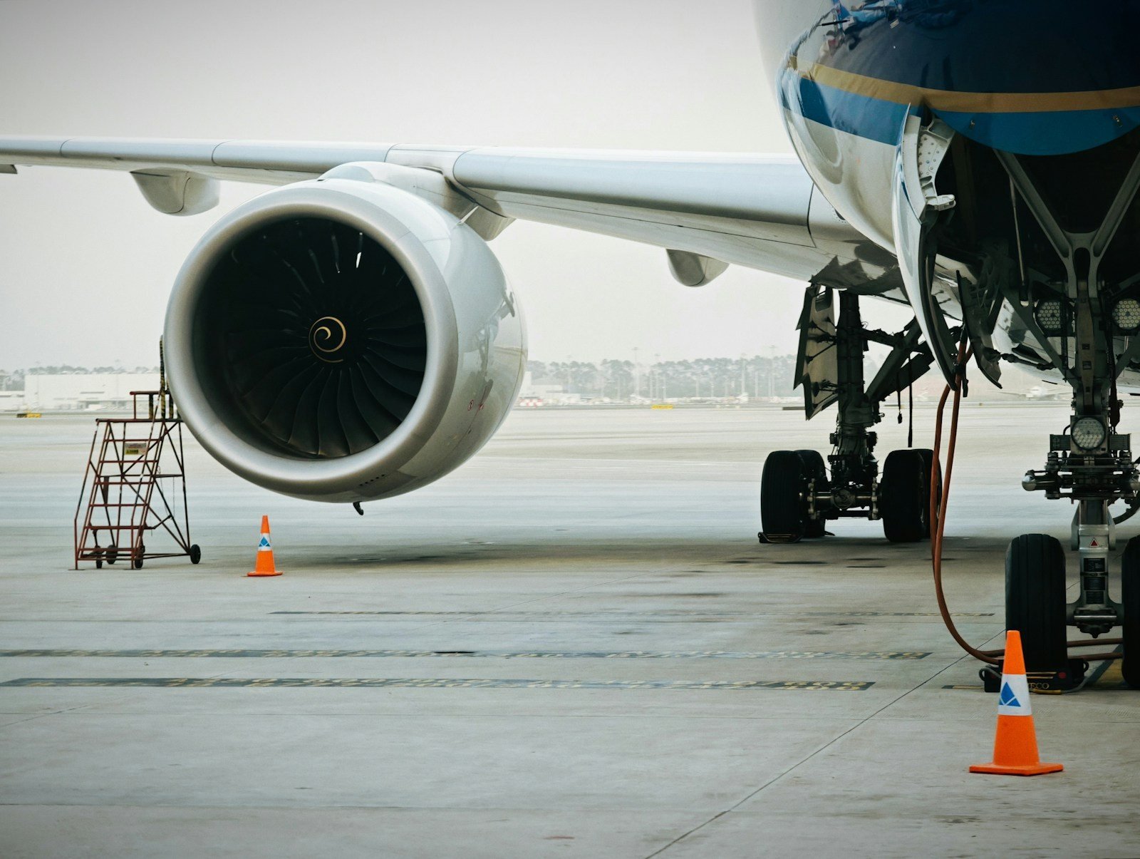 Flugzeugtriebwerk und Fahrwerk auf dem Vorfeld – MRO-Tooling von Homburger Maschinenbau