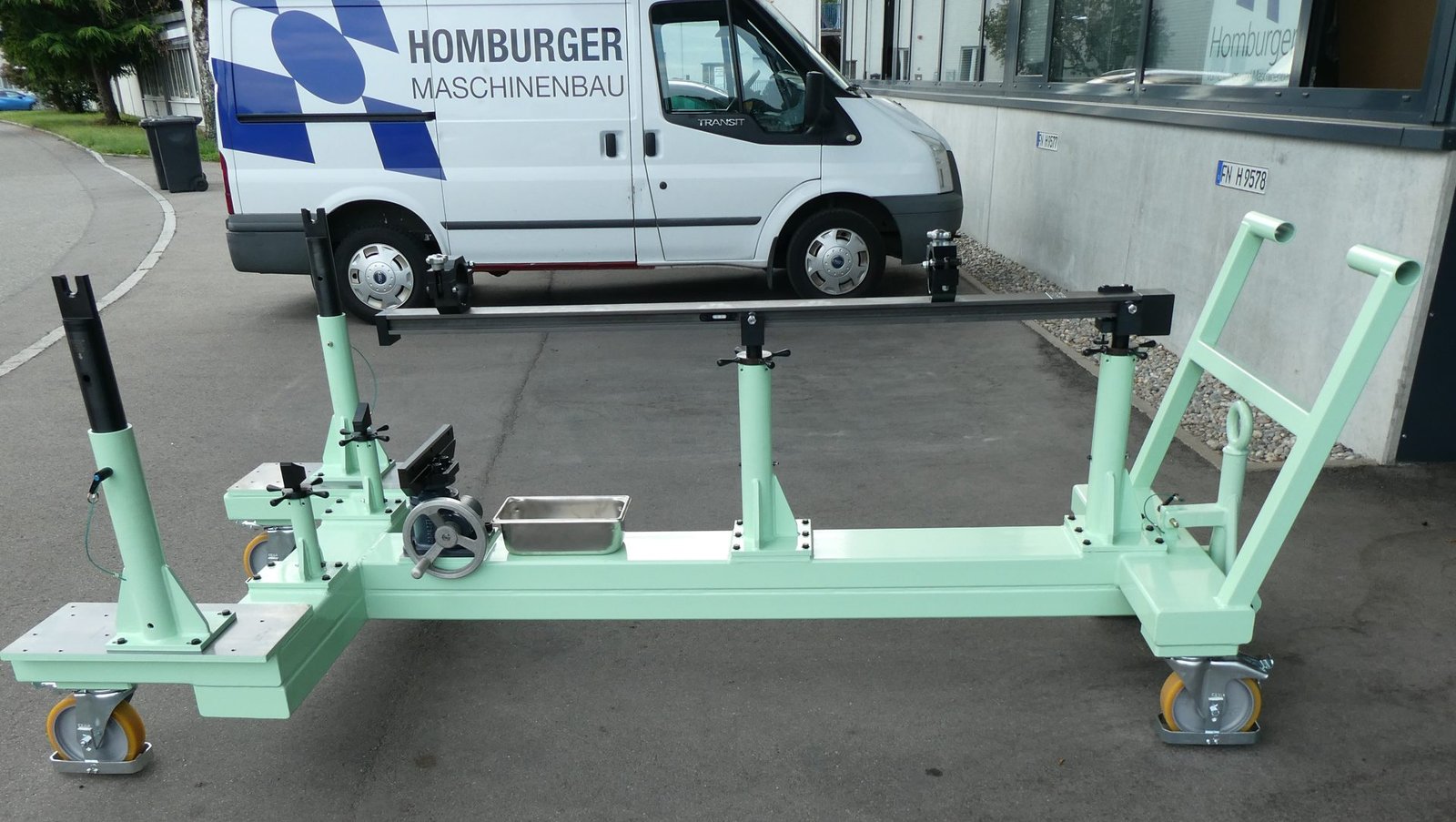 Transportwagen für die Luftfahrt vor dem Firmengebäude